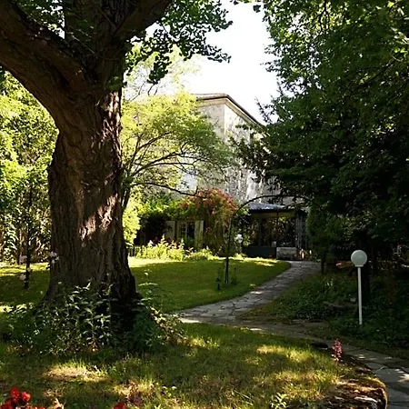 La Maison Des Chartreux Bed & Breakfast